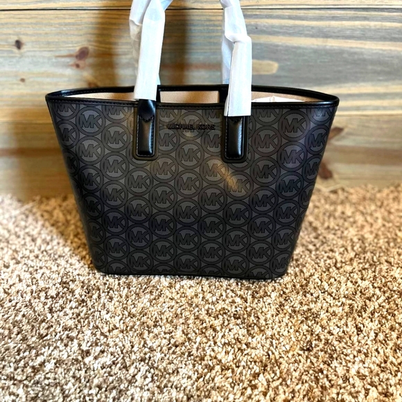 Michael Kors Handbags - NWT Brand new Michael Kors small tote